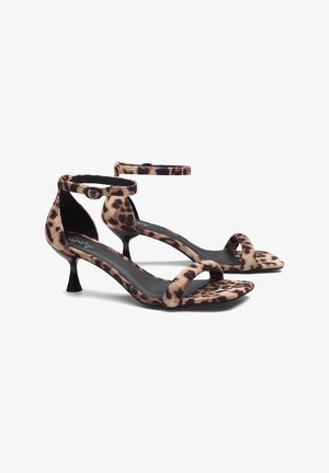 Leopardenmuster High Heels mit dünnem Knöchelriemen, aus Suede, mit spitzer Zehenpartie und niedrigem, schlanken Absatz.