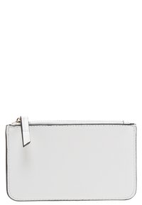 Valkoinen nahkalaukku, jossa on vetoketjukiinnitys, pehmeä pinta, suorakulmainen muoto, minimalistisella muotoilulla ja pienellä vetonauhalla.