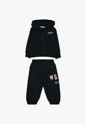 Zwart kinder twee-in-één set met een zip-up capuchonjack en elastische taillebroek, met roze "MSGM Milano" tekst op beide delen.