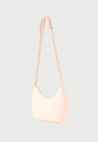 Ροζ τσάντα χιαστί από τεχνητό δέρμα με καμπυλωτό σχήμα, ρυθμιζόμενο λουρί και κλείσιμο με φερμουάρ. Ομαλή υφή με ελάχιστα μεταλλικά διακοσμητικά στοιχεία.