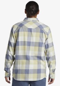 Langsleeve geruite overhemd in geel, blauw en wit, met een button-down kraag en dubbele knopenmanchetten. Zachte stof met een ontspannen pasvorm.