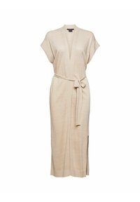 Beige langes Kleid mit tiefem V-Ausschnitt und kurzen Ärmeln, ausgestattet mit einem Bindegürtel in der Taille und seitlichen Schlitzen für mehr Bewegungsfreiheit. Weiche Strickstruktur.
