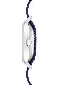 Silberner Edelstahl-Armbanduhr mit rechteckigem Gehäuse und geflochtenem marineblauen Armband. Verfügt über eine runde Krone und eine glatte Oberfläche.