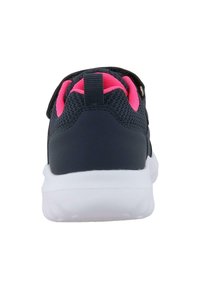 Baskets navy avec une tige en mesh et des accents rose vif. Comprend un col rembourré, une sangle réglable et une semelle en caoutchouc blanche.