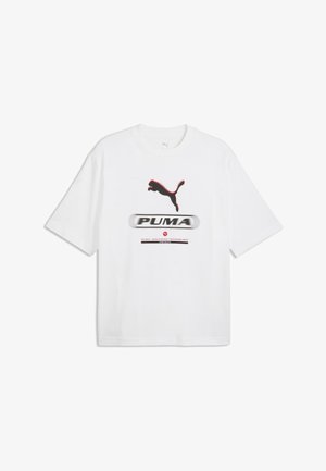 Hvid T-shirt med korte ærmer med sort og rødt Puma-logo og teksten "PUMA Advanced Technology Sportswear" foran.