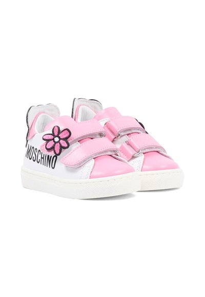 Baskets pour enfants blanches et roses avec double fermeture Velcro, patch floral et texte "MOSCHINO" sur le côté.