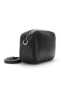 Černá kožená crossbody taška s texturovaným povrchem, obdélníkovým tvarem, zlatým zipem a nastavitelným popruhem. Kompaktní a funkční design.