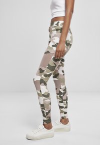 Leggings sa kamuflažom s kombinacijom zelene, bež i svijetlo ružičaste boje, sa rastezljivom, glatkom teksturom i uskim dizajnom.