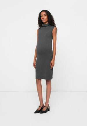 Gråt ribbet strikket kjole med høj hals og ærmeløst design, tætsiddende silhuet, knælang, parret med sorte spidse slingback sko.