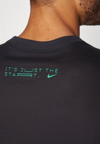 Nike Performance TEE KIPCHOGE - T-skjorte til trening - black