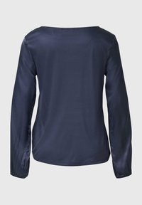 Marineblauw top met lange mouwen van een glad, glanzend materiaal. Heeft een brede halslijn en nauwsluitende manchetten, met een eenvoudig en modern ontwerp.