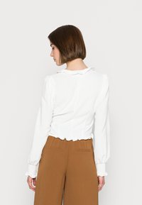 ONLY ONLMETTE V NECK - Blusa - cloud dancer