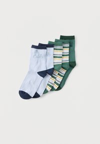 Cinci perechi de șosete: albastru deschis și bleumarin, verde cu dungi galbene și albe, verde închis uni, cu texturi și modele variate.