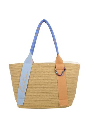 Beige geflochtene Handtasche mit blauen und orangefarbenen Stoffgriffen, an einem Griff steht in kursiver Schrift "fritzi" und es gibt ein mehrfarbiges Metallschmuckdetail in Form eines Rings.