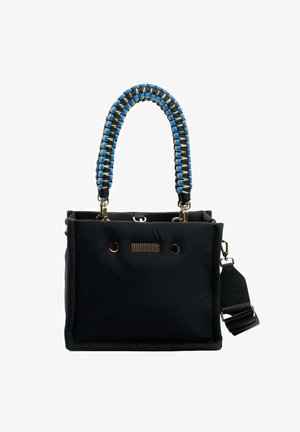 Zwarte nylon handtas met een geweven blauwe en beige handvat, gouden hardware accenten en een gestructureerd oppervlak. Beschikt over een afneembare schouderriem.