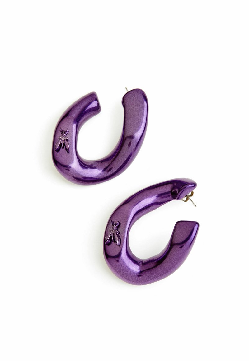 Paarse metalen oorringen met een gebogen ontwerp, een gestructureerd oppervlak en een reliëf insectdetail aan één kant.