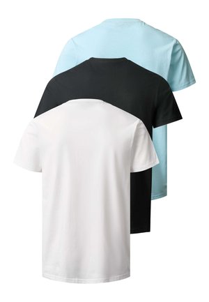 Tri preproste majice s kratkimi rokavi v beli, črni in svetlo modri barvi, prikazane od zadaj, zložene ena nad drugo.