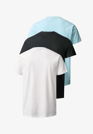 Tri preproste majice s kratkimi rokavi v beli, črni in svetlo modri barvi, prikazane od zadaj, zložene ena nad drugo.