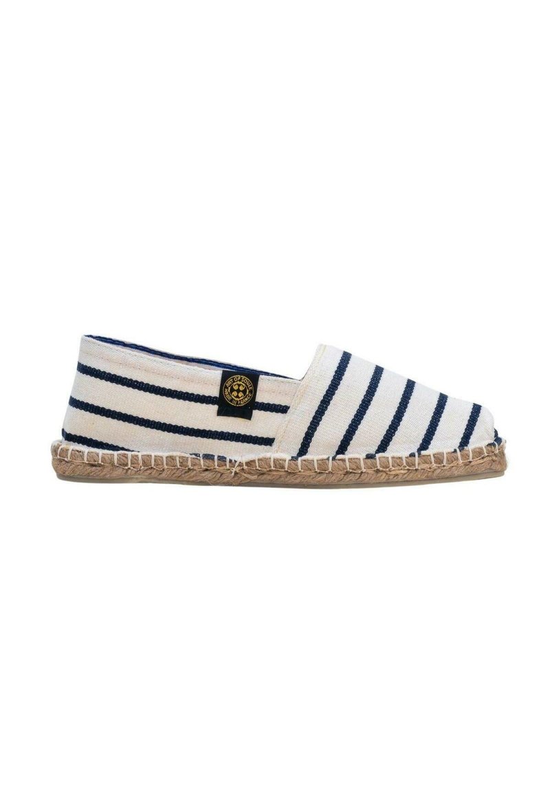 Espadrille en toile avec des rayures bleu marine et crème, bout rond, semelle en jute et accent de label noir sur le côté.