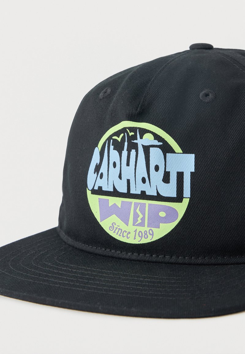 Gorra negra Carhartt con un logotipo redondo y colorido que incluye "Carhartt WIP Since 1989" en texto estilizado azul, verde y púrpura.