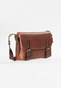 Borsa a tracolla in pelle marrone con pattina, dotata di due fibbie anteriori, tracolla regolabile e superficie liscia.