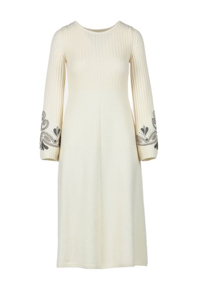 Kremna pletena obleka z dolgimi rokavi z rebrastim zgornjim delom in rokavi, ki vsebuje temne vezenine cvetličnih vzorcev na manšetah.