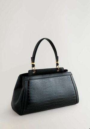 Crna torba s teksturom krokodilske kože, s metalnim detaljima u zlatnoj boji i strukturiranim oblikom, upotpunjena kožnom naramenicom.