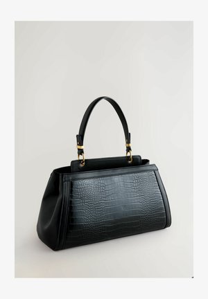 Černá kabelka s krokodýlím vzorem, vybavená kováním ve zlaté barvě a pevně tvarovaná, doplněná koženým ramenním popruhem.