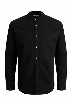 Chemise noire à manches longues avec col mandarin, boutons blancs et logo discret sur la poitrine gauche.
