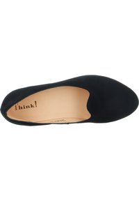 Bailarina de ante negro con puntera redonda y diseño bajo. La plantilla de un tono claro presenta una marca impresa. Textura suave y estilo minimalista.