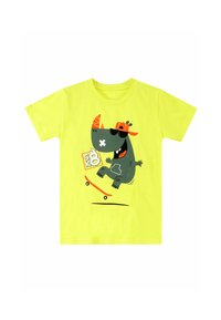 Neon gul T-shirt med en tegneserie næsehorn på en skateboard, iført solbriller og en kasket, med legende grafiske designelementer.
