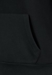 Schwarzer Hoodie mit Kängurutasche, ausgestattet mit geripptem Saum und Bündchen. Glatte Textur, elastische Öffnungen und ein minimalistisches Design.