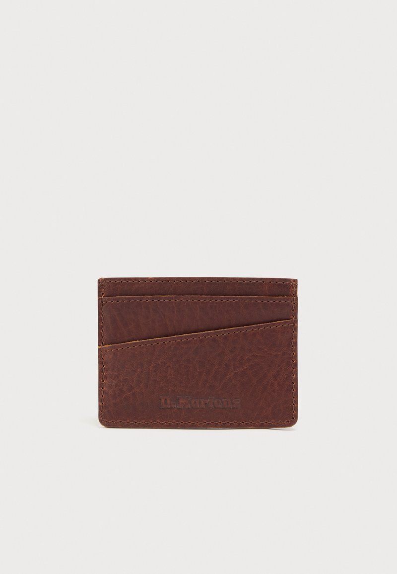 Braune Lederkartenhülle mit strukturierter Oberfläche, ausgestattet mit vier Kartenfächern und einem diagonalen Akzent. Logo unten rechts geprägt.