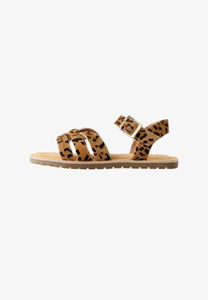 Flache Sandalen mit Leopardenmuster und wildlederartiger Textur, verstellbarem Riemen und Schnallendetail. Hellbraune Sohle mit einem Design im niedrigen Schnitt.