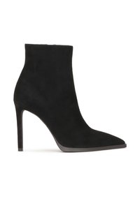 Botín negro de ante con punta afilada y tacón stiletto delgado, que presenta una textura suave y un diseño minimalista.