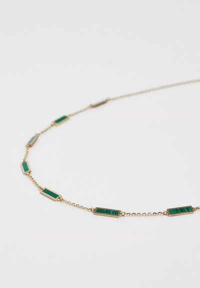 Zelta ķēdīte ar taisnstūra zaļā emaljas akcentiem ar teksturētu apdari, kas mijas ar mazām zelta saitēm.