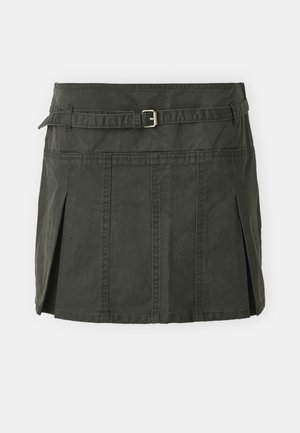 Saia mini de algodão verde escuro com cintura ajustada, cinto e pregas frontais. Apresenta detalhes de costura e um corte clássico.