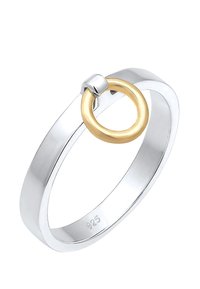 Anillo de plata con un acabado suave y pulido; presenta un acento circular dorado sujetado con un pequeño broche. Grabado con "925" para indicar el contenido de plata.
