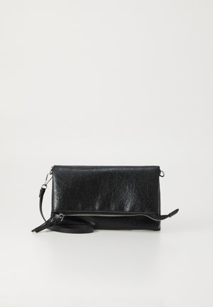 Sac bandoulière en cuir noir avec texture visible, fermeture éclair argentée partiellement ouverte et bandoulière amovible sur fond clair uni.