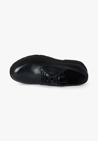 Scarpa nera in pelle con finitura liscia, punta rotonda, design con lacci e suola in gomma nera texturizzata. Stile minimalista con cuciture discrete.