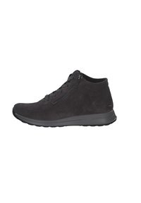 Baskets montantes en suède noir avec lacets et fermeture éclair, présentant une texture lisse et une semelle en caoutchouc. Design simple avec des accents minimaux.