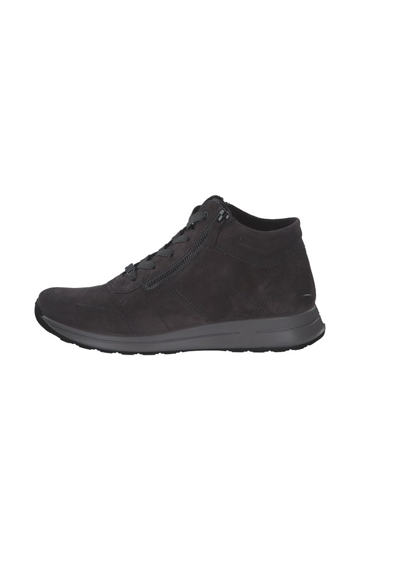 Baskets montantes en suède noir avec lacets et fermeture éclair, présentant une texture lisse et une semelle en caoutchouc. Design simple avec des accents minimaux.