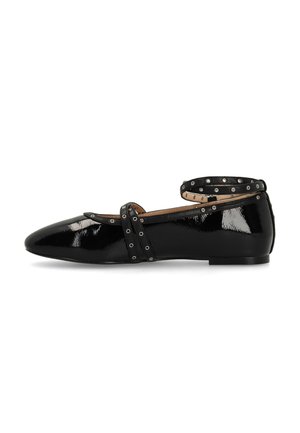 Zwarte lakleren platte schoen met spits toelopende neus, dubbele bandjes met metalen oogjes en enkelbandje met gesp.