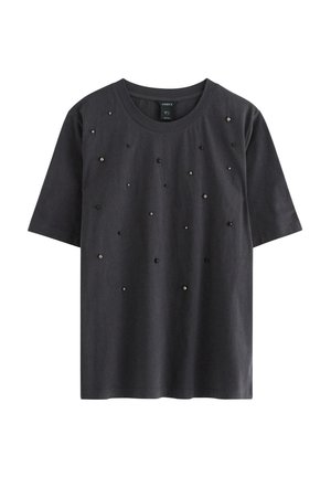 T-shirt di cotone grigio scuro con maniche corte, colletto rotondo e decorazioni nere e metalliche sparse sul davanti.
