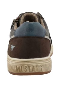 Scarpa in pelle marrone e blu con finitura testurizzata, dotata di suola in gomma beige e dettaglio con logo. Design slip-on con fodera morbida.