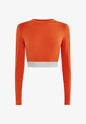 Top scurt cu mâneci lungi, de culoare portocalie strălucitoare, cu o bandă albă la tiv. Fabricat dintr-un material neted și ușor. Design simplu cu decolteu rotund.