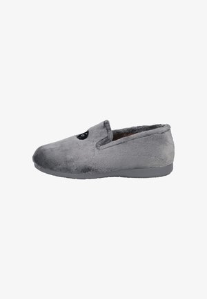 Zapatilla gris hecha de material suave y aterciopelado con punta redondeada y suela plana. Presenta un pequeño logo negro en el lado superior.