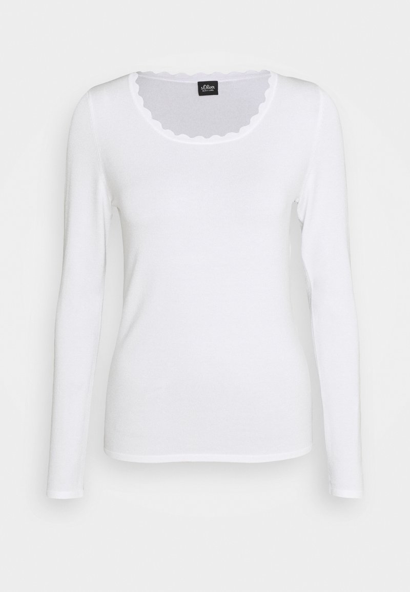 Chemise blanche à manches longues avec encolure ronde festonnée, style cintré et tissu doux, présentée sur un fond clair uni.