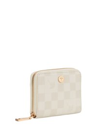 Portafoglio in pelle di colore crema con motivo a scacchi, dettagli in metallo dorato e chiusura con zip. Forma rettangolare compatta con accenti floreali.