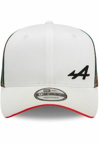 Weißer Snapback-Hut mit flacher Krempe, vorne mit einem schwarzen Logo, an den Seiten mit grünem Muster und einem roten Akzent unter der Krempe.